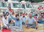  ?? SAMEER SEHGAL/HT ?? ‘108 Ambulance’ employees protest at the civil hospital in Amritsar on Thursday.