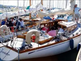  ?? (Photos archives L) ?? De superbes voiliers feront escale au port bandolais ce week-end, à l’invitation des vignerons.