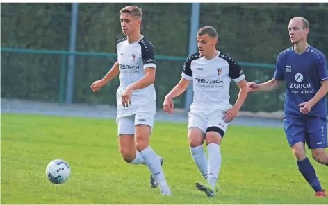  ?? FOTO: MICHAEL SCHNIEDERS ?? Zwei der neuen Spieler sind hier für Beeck am Ball: Max Fischer (l.) und Muja Arifi.