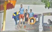  ?? RAJ K RAJ/HT ?? Yamuna divers (from left) Intzaar, Naeem and Javed at Delhi Boat Club.