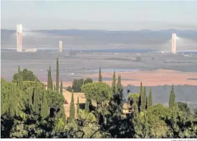  ?? JUAN CARLOS VÁZQUEZ ?? Plantas termosolar­es de Abengoa en Sanlúcar la Mayor, en Sevilla.