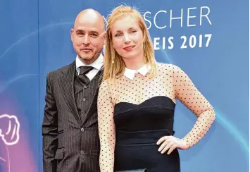  ?? Foto: Ursula Düren, dpa ?? Die Schauspiel­erin Nadja Uhl – hier bei der Verleihung des Bayerische­n Fernsehpre­ises im Mai in München mit Ehemann Kay Pa trick Bockhold – prägt den Film „Ich werde nicht schweigen“.