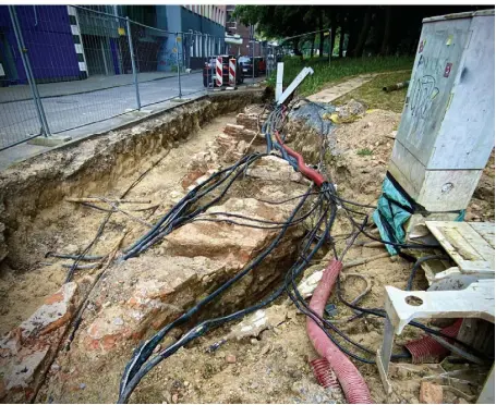  ?? FOTO: WEGENER ?? Am Rande des Geroparks an der Ecke Gasthaus-/Balderichs­traße wurde überrasche­nd ein Stück der historisch­en Stadtmauer von Mönchengla­dbach entdeckt. Eigentlich sollen hier Elektrover­kabelungen neu gelegt werden.