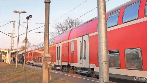  ?? RP-FOTO: JÜRGEN LAASER (ARCHIV) ?? Am Bahnhof Baal wird nicht nur das Gleis verlängert, sondern auch der seit Jahrzehnte­n ersehnte Aufzug endlich eingebaut. Im Sommer wird zwischen Aachen und Mönchengla­dbach mit Hochdruck gearbeitet, um die Bahnhöfe zu modernisie­ren.