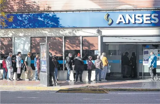  ?? ?? Tranquiliz­ar la economía.
El gasto en ayudas, planes y subsidios no para de crecer, pese al supuesto rebote de la actividad económica