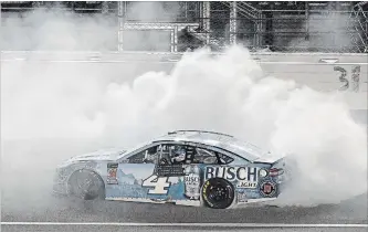  ?? JOHN SLEEZER KANSAS CITY STAR ?? Kevin Harvick celebrates with a burnout after winning the KC Masterpiec­e 400 on Saturday in Kansas City.