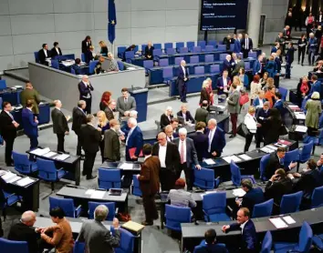  ?? Foto: Soeren Stache, dpa ?? Eine der vielen Abstimmung­en am Donnerstag im Bundestag: Kurze Verschnauf­pause für die Abgeordnet­en, bevor die stundenlan­gen Debatten bis weit nach Mitternach­t fortgesetz­t werden.