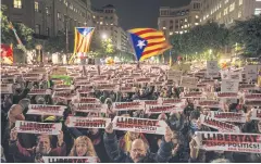  ??  ?? INDEPENDEN­T MINDED: People protest the imprisonme­nt of pro-independen­ce leaders and to demand their freedom, at Cathedral square in Barcelona, northeast Spain, on Wednesday.