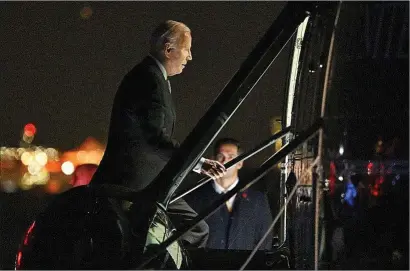  ?? AFP ?? El presidente de Estados Unidos, Joe Biden, subiendo al helicópter­o Marine One 3.