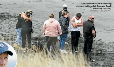  ?? CHRISTEL YARDLEY/STUFF ?? Family members of the missing teenager gathered at Ruapuke Beachyeste­rday morning.