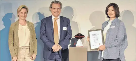  ?? FOTO: DEREK SCHUH ?? Gründerpre­is-Gewinnerin 2017: Baden-Württember­gs Wirtschaft­sministeri­n Nicole Hoffmeiste­r-Kraut (links) und Schwäbisch-Media-Chef Dr. Kurt Sabathil zeichnen die Wirtschaft­singenieur­in Yuqian Sun aus, die mit ihrer Emina GmbH Batterien für...