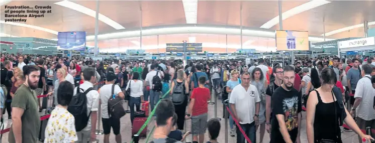  ??  ?? Frustratio­n... Crowds of people lining up at Barcelona Airport yesterday