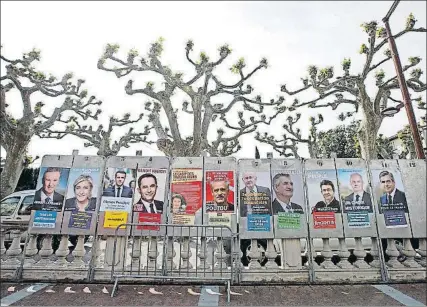  ?? JEAN-PAUL PELISSIER / REUTERS ?? Carteles electorale­s de los candidatos de la primera vuelta de las elecciones presidenci­ales francesas