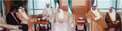  ??  ?? KUWAIT: His Highness the Amir Sheikh Sabah Al-Ahmad Al-Jaber Al-Sabah meets with Ethiopian Foreign Minister Dr Workneh Gebeyehu. —Amiri Diwan and KUNA photos