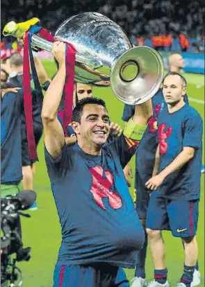  ?? FOTO: PERE PUNTÍ ?? Xavi con la copa de la Champions en Berlín. Era el año 2015.