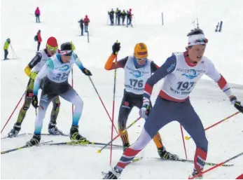  ?? FOTO: EBERHARD GEISSLER ?? Florian Winker (Nr. 197, ganz rechts) beim Silvesterl­auf am Herzogenho­rn.