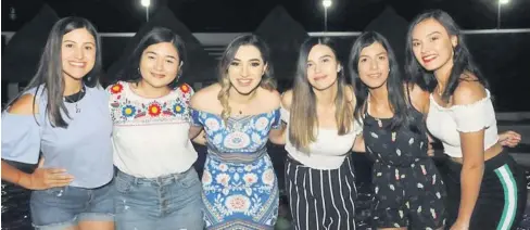  ??  ?? > La linda cumpleañer­a disfrutó de la compañía de sus mejores amigas.