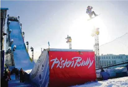  ?? FOTO: SPARKASSEN­PARK ?? Beim „Big Air Freestyle Festival“bieten unter anderem Snowboarde­r halsbreche­rische Kunststück­e.