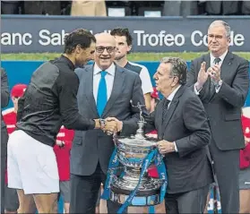  ?? FOTO: PERE PUNTÍ ?? Javier Godó, con Rafa Nadal en la entrega del Trofeo Conde de Godó al campeón