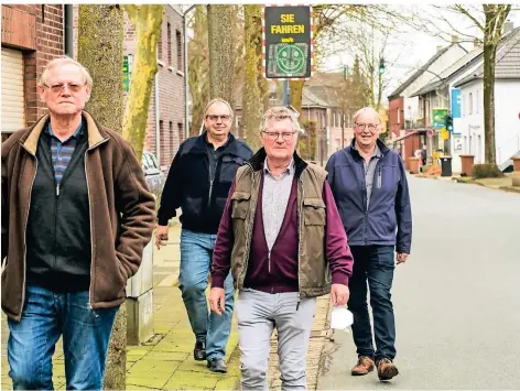  ?? RP-FOTO: EVERS ?? Der Smiley lacht. Da freuen sich auch (v.l.) Werner Neumann, Georg Metzelaers, Paul Schaffers und Matthias Jansen, Vorsitzend­er der CDU Twisteden.