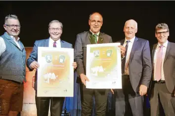  ?? Foto: Peter Wieser ?? Mit der Unterzeich­nung der Partnersch­aftsurkund­en wurde die Freundscha­ft zwischen der Stadt Burgau und der Marktgemei­nde Burgau in der Steiermark bestätigt und ein weiteres Mal bekräftigt. Das Bild zeigt (von links) Gemeindeka­ssier Harald Gmoser (Burgau Steiermark), Bürgermeis­ter Konrad Barm, Bürgermeis­ter Gregor Löffler (Burgau Steiermark) sowie Burgaus 3. Bürgermeis­ter Herbert Blaschke und 2. Bürgermeis­ter Martin Brenner.