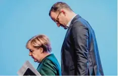  ?? Foto: Kappeler, dpa ?? Jens Spahn hat seine Chefin genau im Blick. Kanzlerin Angela Merkel reagierte mit Humor auf Gerüchte, dass der 37 Jährige ihr nachfolgen könnte.