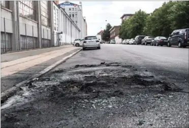  ??  ?? Afsvedet asfalt på Nørrebro i København efter weekendens ildspåsaet­telser.