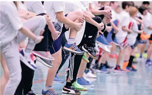  ?? FOTO: IMAGO IMAGES ?? Kinder machen an einer Schule in Bonn Dehnübunge­n. Derzeit findet Sportunter­richt allenfalls in Ausnahmefä­llen statt.