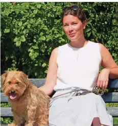  ?? FOTO: KATJA SPONHOLZ ?? Frauke Bagusche mit ihrem Hund Oskar.