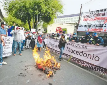  ?? /LAURA LOVERA ?? Simpatizan­tes de Félix Salgado demandaron al INE la restitució­n de la candidatur­a