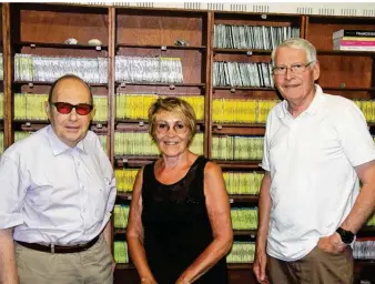  ??  ?? Jacques Brunet devant l’audiothèqu­e aux côtés de la secrétaire-générale, Nicole Coutard, et du vice-président Gérard Pournin.