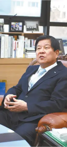  ?? Courtesy of Gyeongnam Steel ?? Gyeongnam Steel CEO Choi Chung-kyung speaks during an interview at his office in Changwon, South Gyeongsang Province.