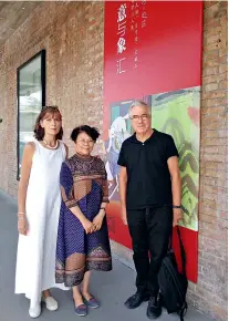  ??  ?? Les époux Aron durant l’été 2019 au quartier « 798 » des galeries d’art de Beijing