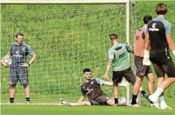  ??  ?? Keeper Nikola Vasilj (liegend) bekam bereits die Chance, sich zu beweisen – und allerlei Lob von Torwart-Trainer Mathias Hain (l.).