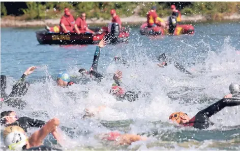  ?? FOTO: THOMAS LAMMERTZ ?? Im Wasser kann es beim Triathlon durchaus hoch her gehen. Am Sonntag werden für das Schwimmen gute Temperatur­en erwartet.