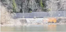  ??  ?? Neue Uferstufen machen die Donau und ihre Hauptversi­nkungsstel­le in Immendinge­n besser zugänglich