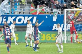  ??  ?? Dura caída. Real Madrid llega golpeado: el sábado Eibar lo goleó 3 a 0.
