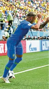  ??  ?? Der mit dem Ball tanzt: Brasiliens Neymar mit einem der wenigen Kunststück­e in einer lange Zeit heftig umkämpften Partie gegen Costa Rica.