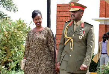  ??  ?? Photo ci-dessus :En mai 2016, Muhoozi Kainerugab­a, alors commandant des Forces spéciales, s’apprête à assister avec son épouse à la cérémonie marquant sa promotion au rang de major-général par le président Museveni. Fils aîné de ce dernier, il est devenu en 2017 conseiller de la présidence pour les Opérations spéciales, un poste qui le rapproche des coulisses du pouvoir politique, et semble le positionne­r en futur successeur. (© UPDF SFC)