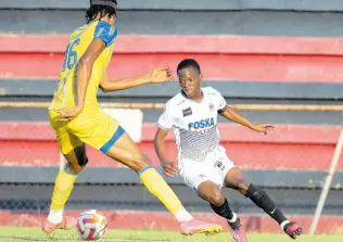  ?? GLADSTONE TAYLOR/ MULTIMEDIA PHOTO EDITOR ?? Cavalier SC’s Dwayne Atkinson (right) changes direction ahead of Harbour View’s Garth Stewart in their Jamaica Premier League fixture, played at Anthony Spaulding Sports Complex in Kingston yesterday. Cavalier won the encounter 1-0.