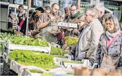  ?? RP-FOTO: ANDREAS ENDERMANN ?? Zahlreiche Besucher informiert­en sich beim Saatgut-Festival und versorgten sich auch mit Setzlingen.