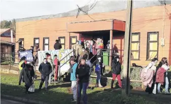  ??  ?? ► El edificio municipal de Tirúa había sido tomado el miércoles por la mañana.