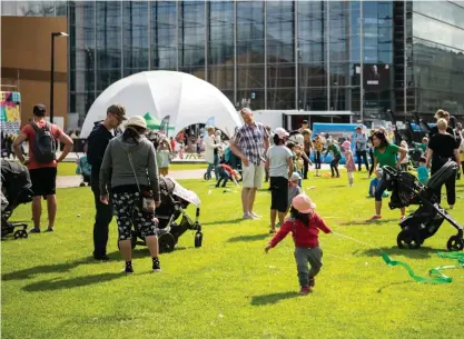  ?? FOTO: YLE ?? Kotoklubi Kaneli höll en sång- och lekstund utanför Ode i samband med stadsfesti­valen Punkten.
■