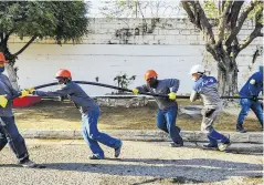  ??  ?? Operarios realizan trabajos en la subestació­n.