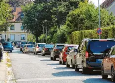 ?? Foto: Winfried Rein (Archiv) ?? Schulverke­hr durch den Sehensande­r Weg: Das neuerliche Parkverbot sorgt vor Ort für Unmut. Die Stadt ist auf der Suche nach Lösungen.