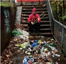  ?? ?? Paul Richardson and his team collected lots of rubbish and also 67 needles, inset