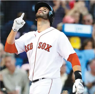  ?? PHOTO AFP ?? J.D. Martinez pointe le ciel en croisant le marbre après avoir frappé un coup de circuits de trois points en quatrième manche. Sa puissante frappe portait le pointage à 10-2 en faveur des Red Sox.