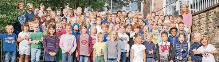  ?? RP-FOTO: GEORG SALZBURG ?? Hier stehen die i-Dötzchen der Bonifatius-Schule in Bilk auf der Freitreppe des Schulhofes.