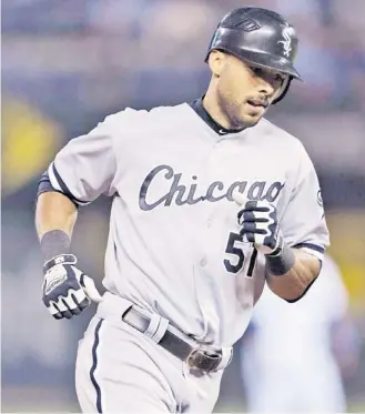  ??  ?? EL 24. Alexis Ríos, jardinero boricua de los Medias Blancas de Chicago, recorre las bases tras sacudir un jonrón en la séptima que rompió un empate anoche ante Kansas City.