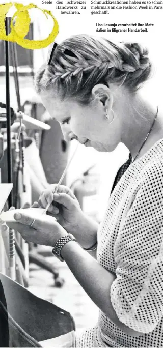  ??  ?? Lisa Lesunja verarbeite­t ihre Materialie­n in filigraner Handarbeit.
